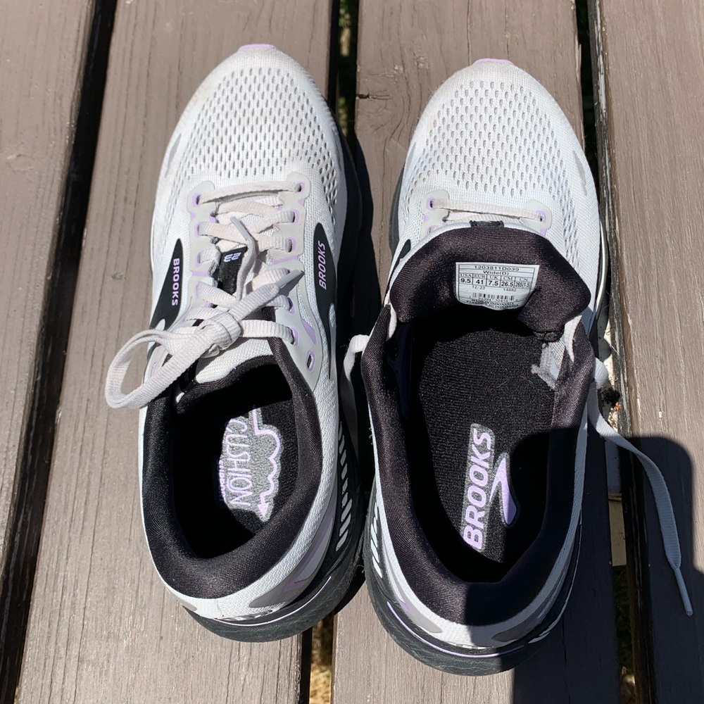 Women’s Brooks Adrenaline GTS 23 size 9.5 Wide